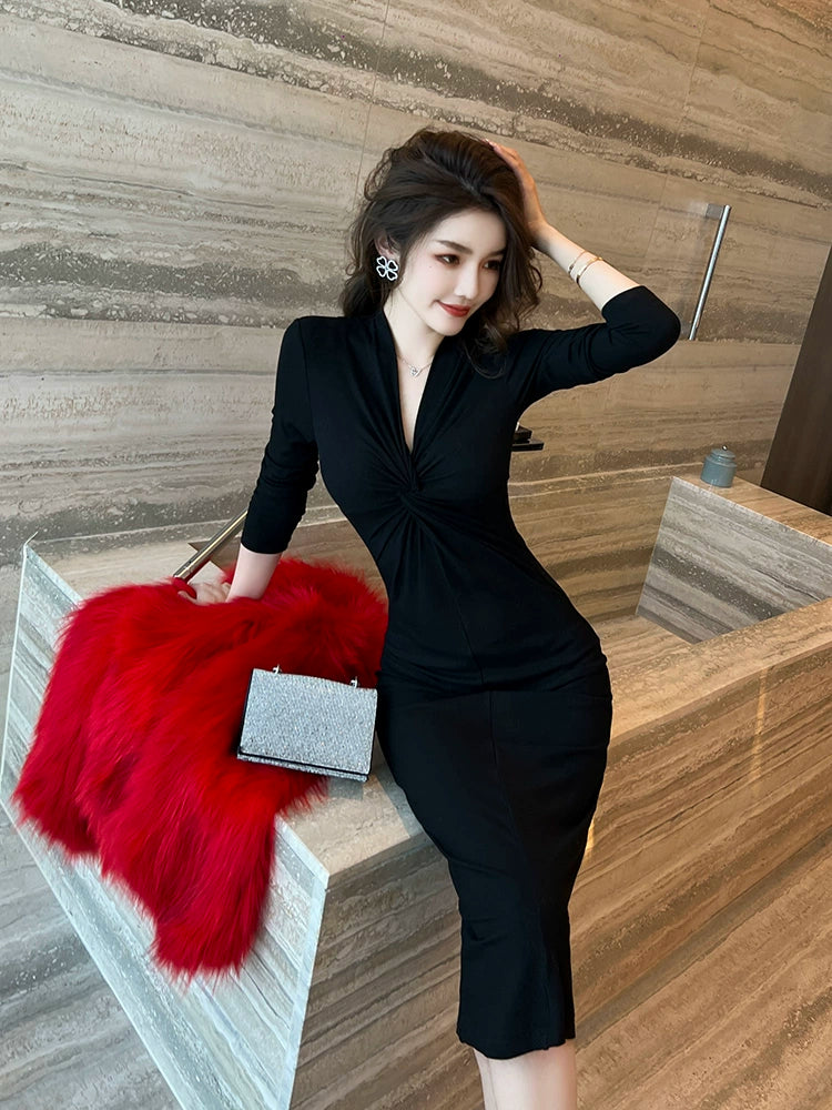 French-Style Hepburn-Inspired Black Dress for Women, Autumn and Winter 2025 New Model, Sexy Slim-Fitting Inner Dress, Bodycon Skirt