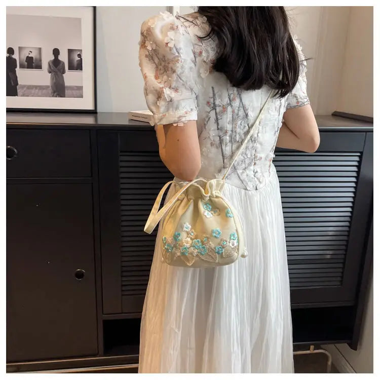 Fashion Small Shoulder Bags Women Drawstring Straw Beach Bags Flower Embroidery Bags Ladies Lace Crossbody Handbags for Travel