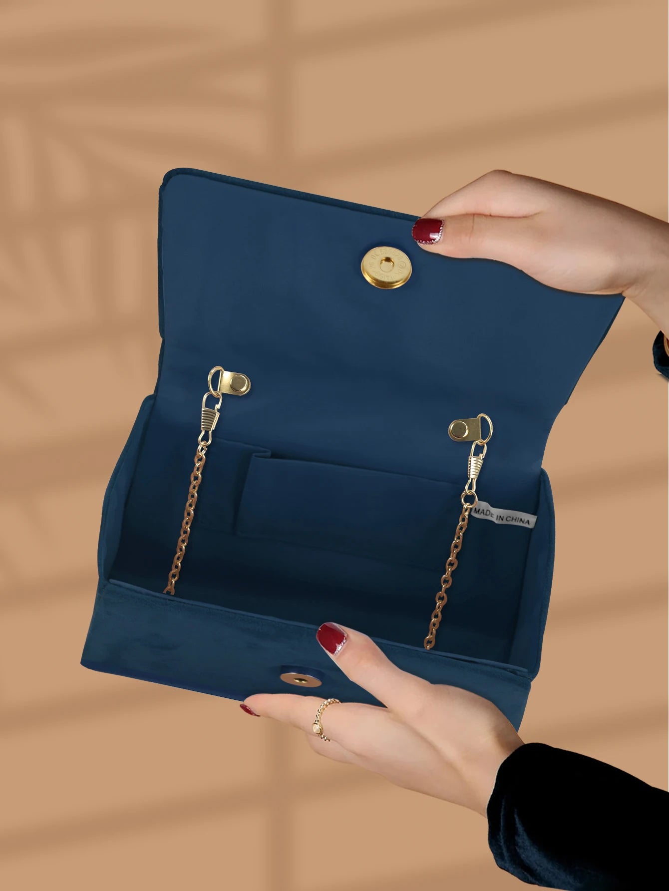 Fashionable and elegant plush design evening bag, trendy and versatile handbag suitable for all occasions, the best gift.