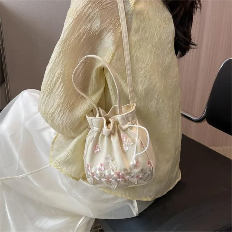 Fashion Small Shoulder Bags Women Drawstring Straw Beach Bags Flower Embroidery Bags Ladies Lace Crossbody Handbags for Travel