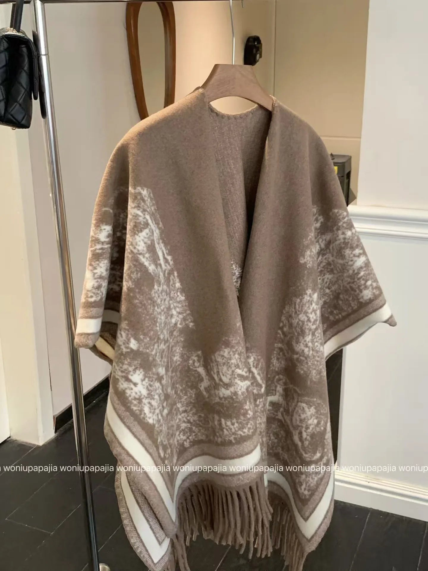 Light luxury and high-end shawl jacket for women in autumn and winter fashion, ancient style warm scarf, cloak outer outfit