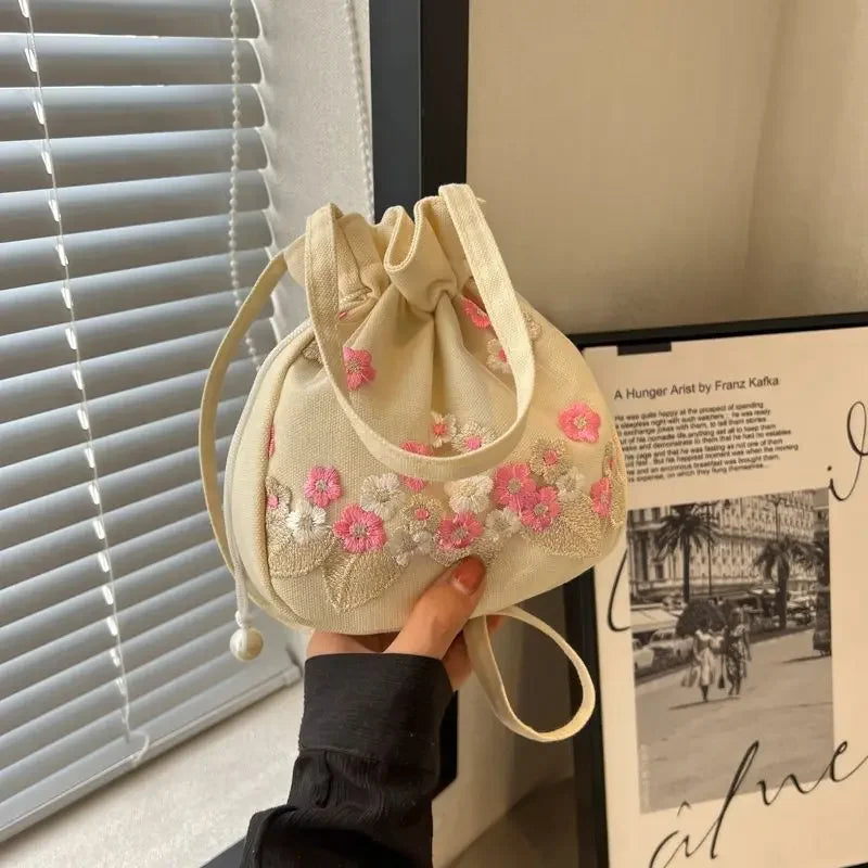 Fashion Small Shoulder Bags Women Drawstring Straw Beach Bags Flower Embroidery Bags Ladies Lace Crossbody Handbags for Travel