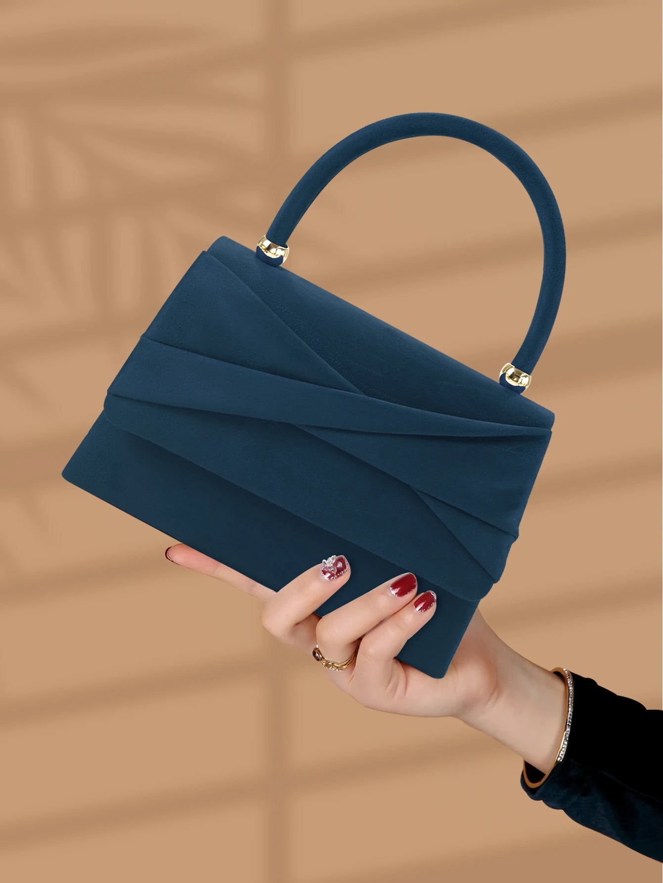 Fashionable and elegant plush design evening bag, trendy and versatile handbag suitable for all occasions, the best gift.