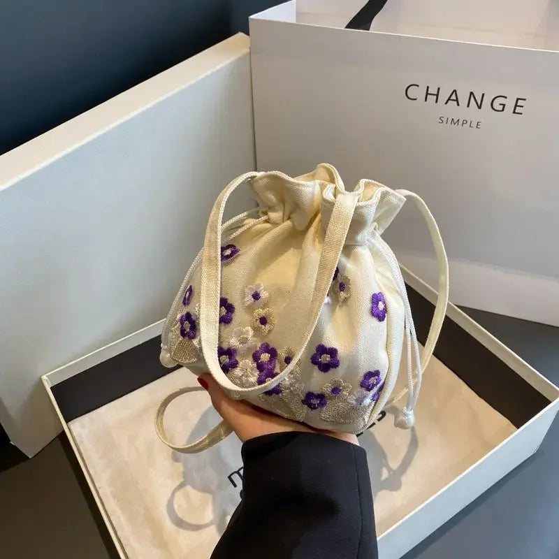 Fashion Small Shoulder Bags Women Drawstring Straw Beach Bags Flower Embroidery Bags Ladies Lace Crossbody Handbags for Travel