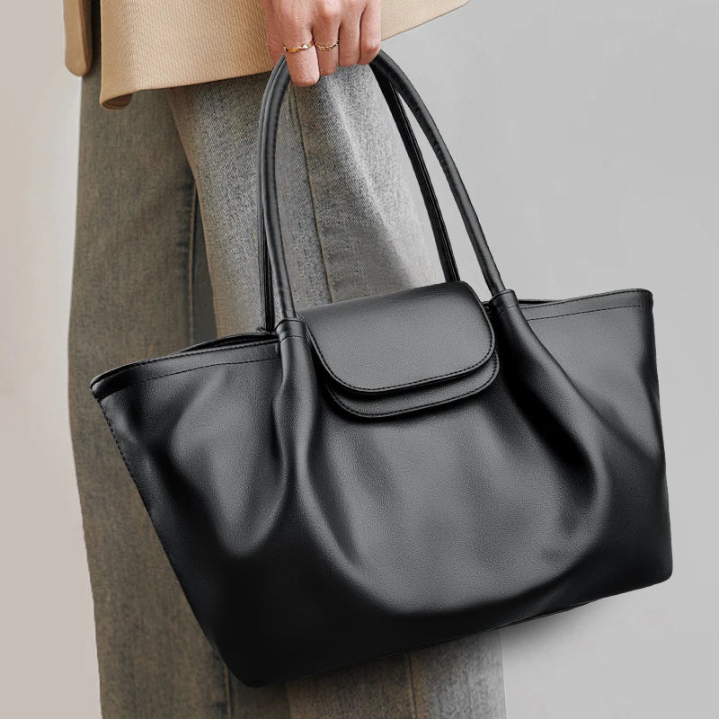 The new tote bag is a soft leather women's bag with a European and American style, featuring a simple design and large capacity