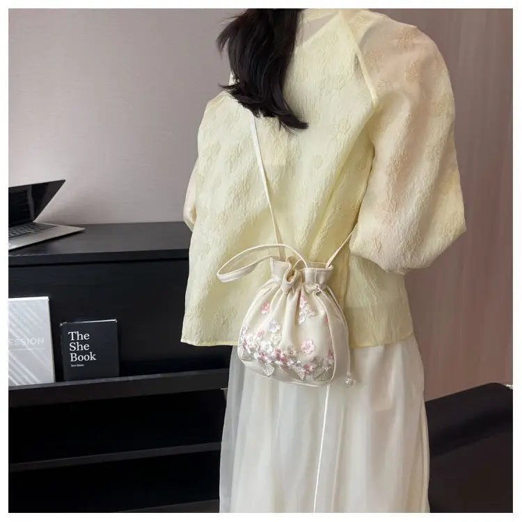 Fashion Small Shoulder Bags Women Drawstring Straw Beach Bags Flower Embroidery Bags Ladies Lace Crossbody Handbags for Travel